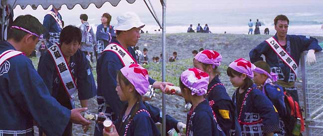 平成16年度（2004年）広沢町凧揚会ひ組 子供凧揚げ