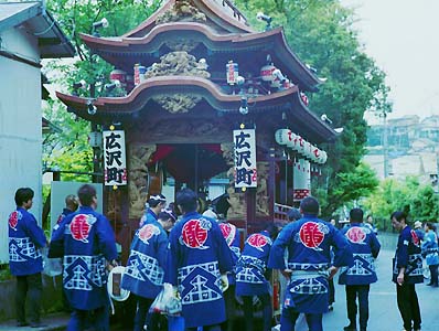 平成16年度（2004年）広沢町凧揚会ひ組 屋台引き回し